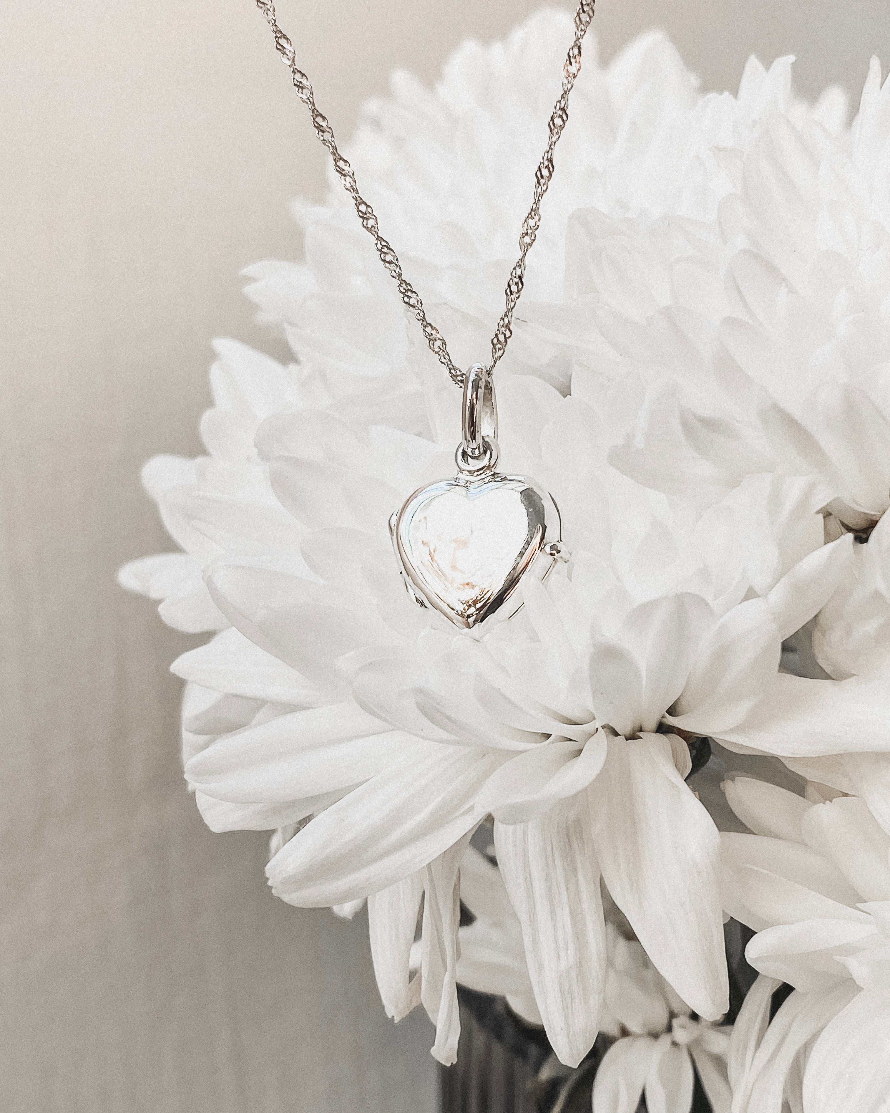 Love Heart Locket w Anne Chain