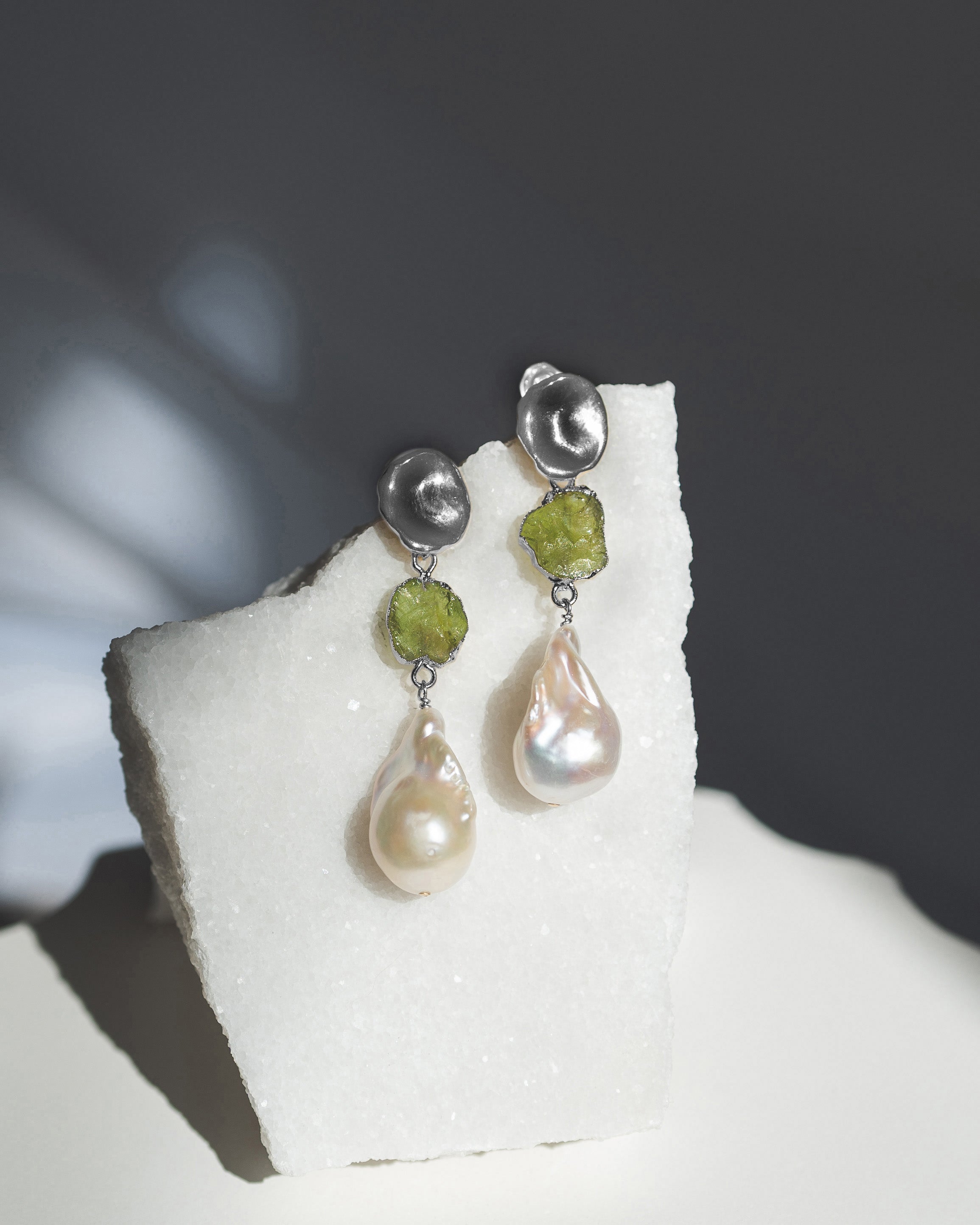 August | Peridot Birthstones x Pearls Earrings