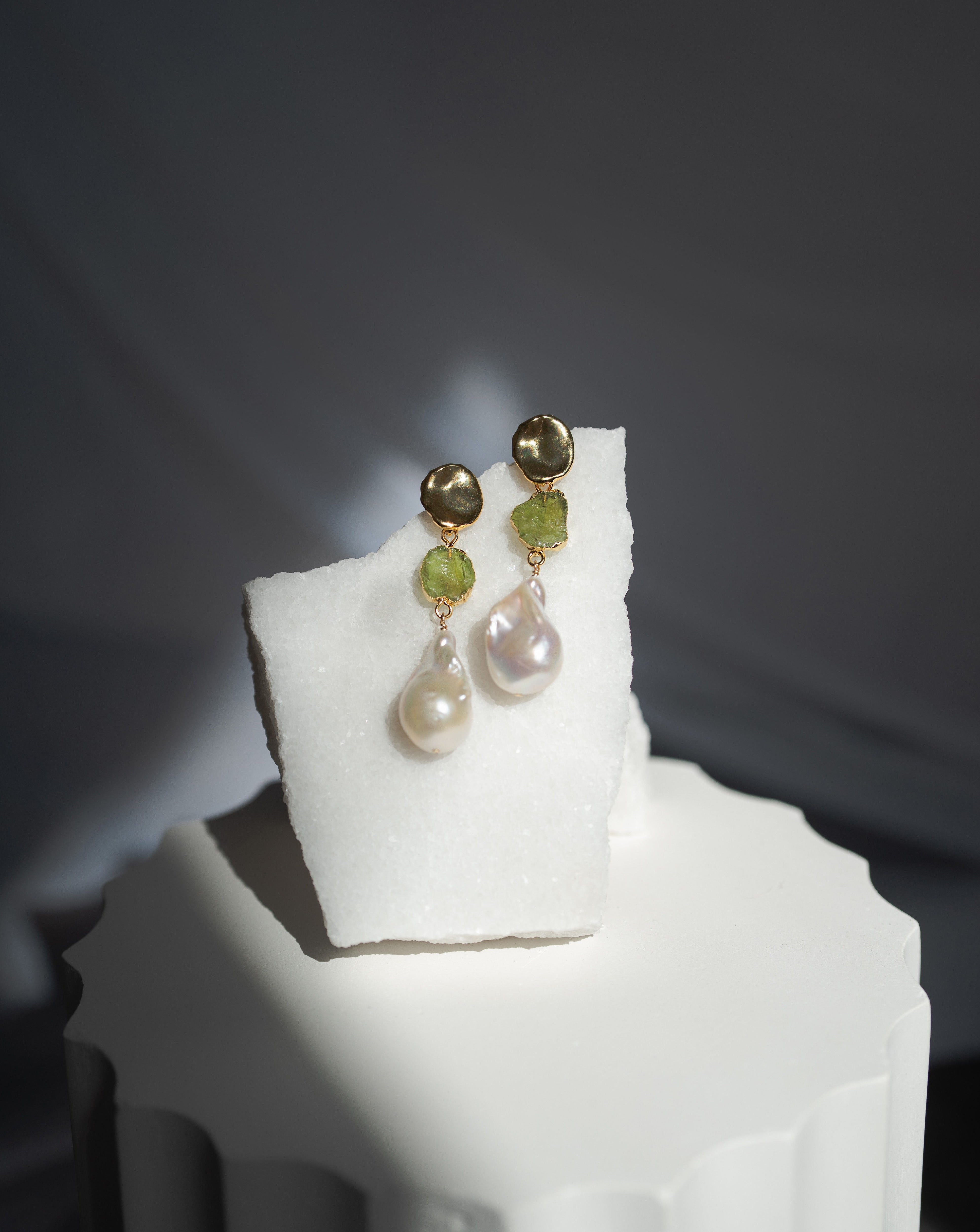 August | Peridot Birthstones x Pearls Earrings