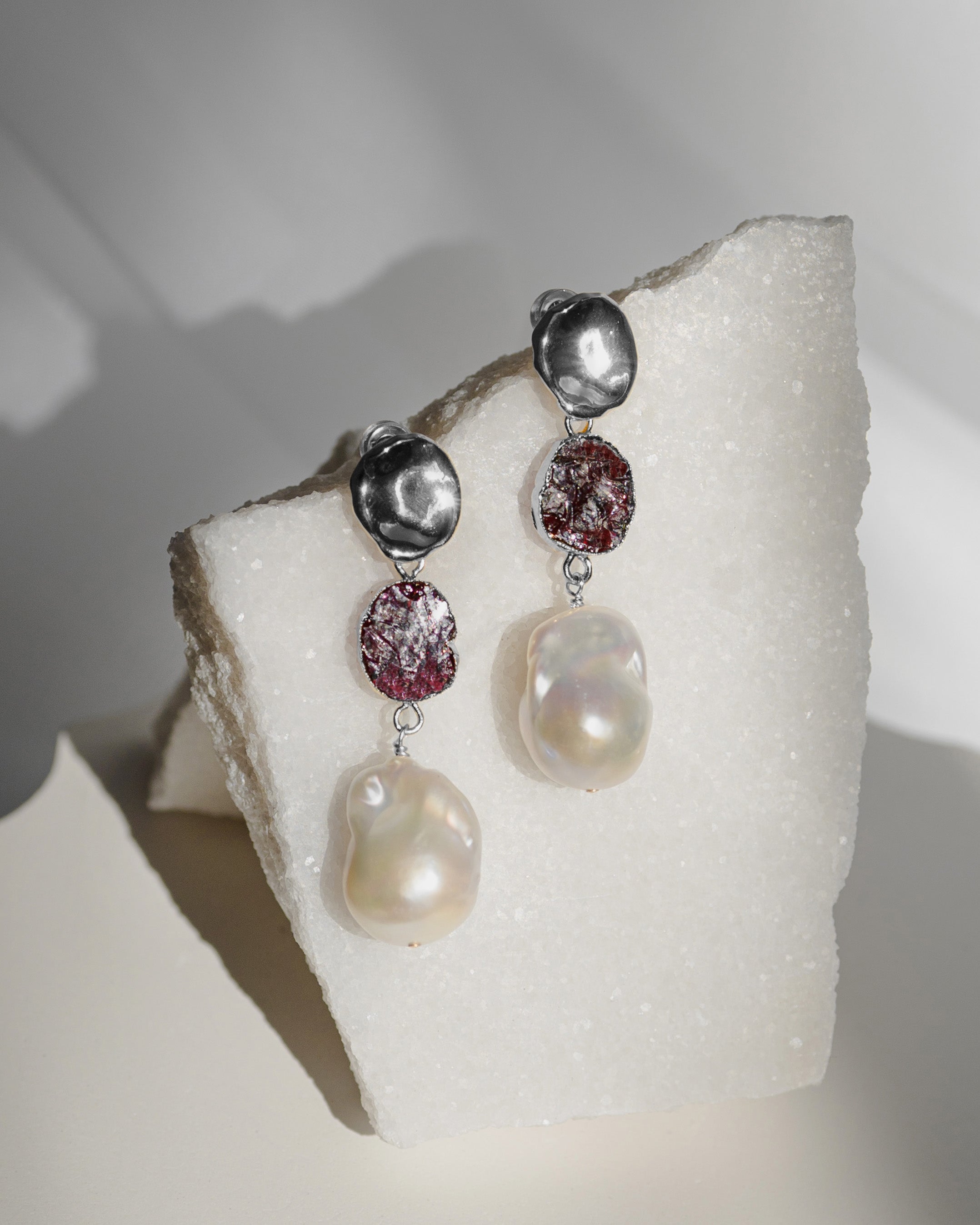 Jan | Garnet Birthstones x Pearls Earrings