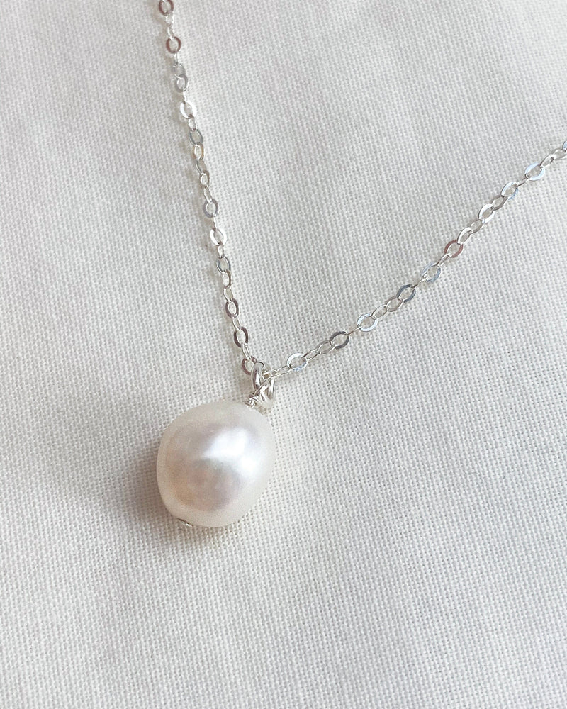 Elisse Pearl Necklace w Plain Chain